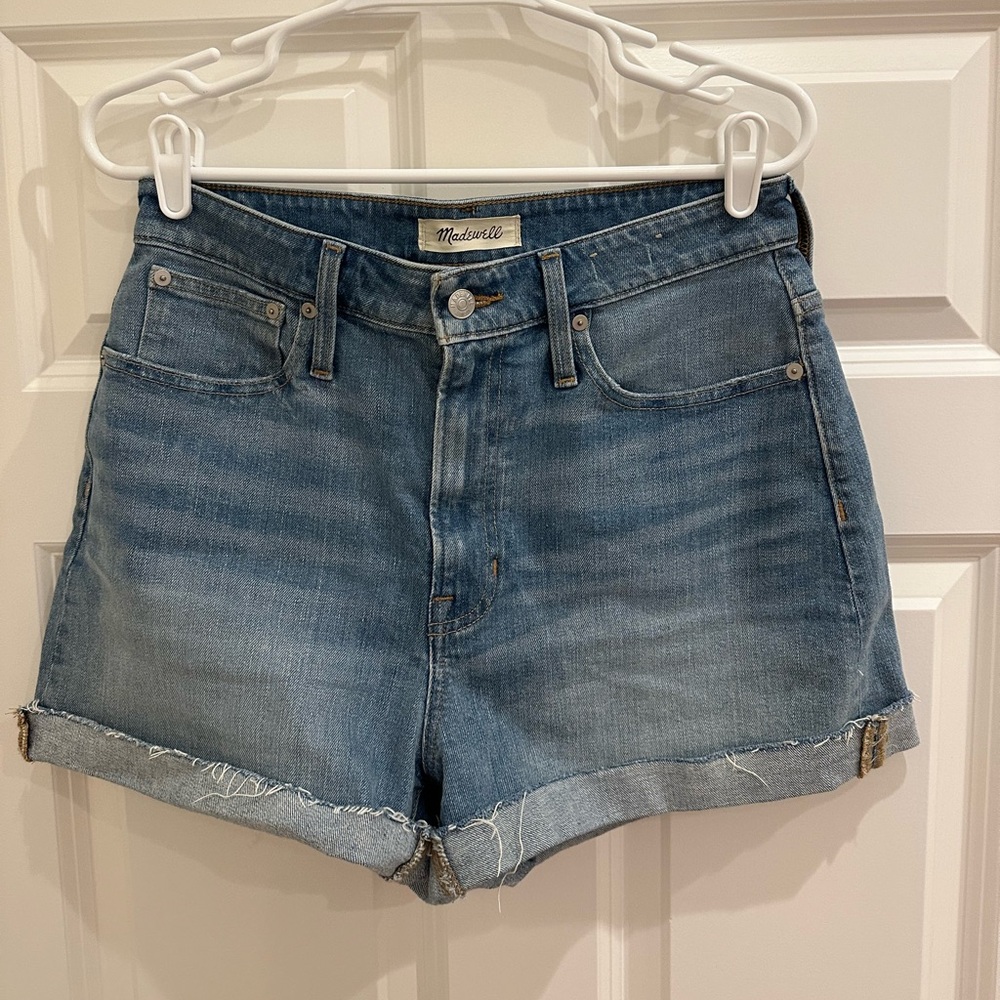 Madewell women’s curvy perfect vintage shorts. Size: 27